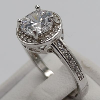 Stunning Sterling silver ring with clear stones - size M - 2.9g