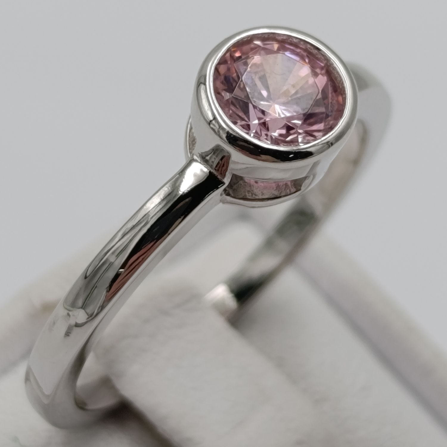 Beautiful Sterling ring with Pink stone - size R - 2.9g