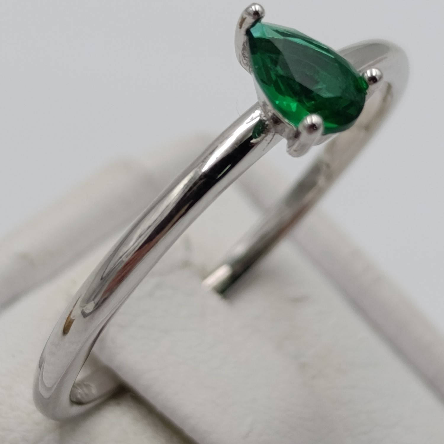Sterling silver ring with green teardrop shaped stone - size U - 1.5g