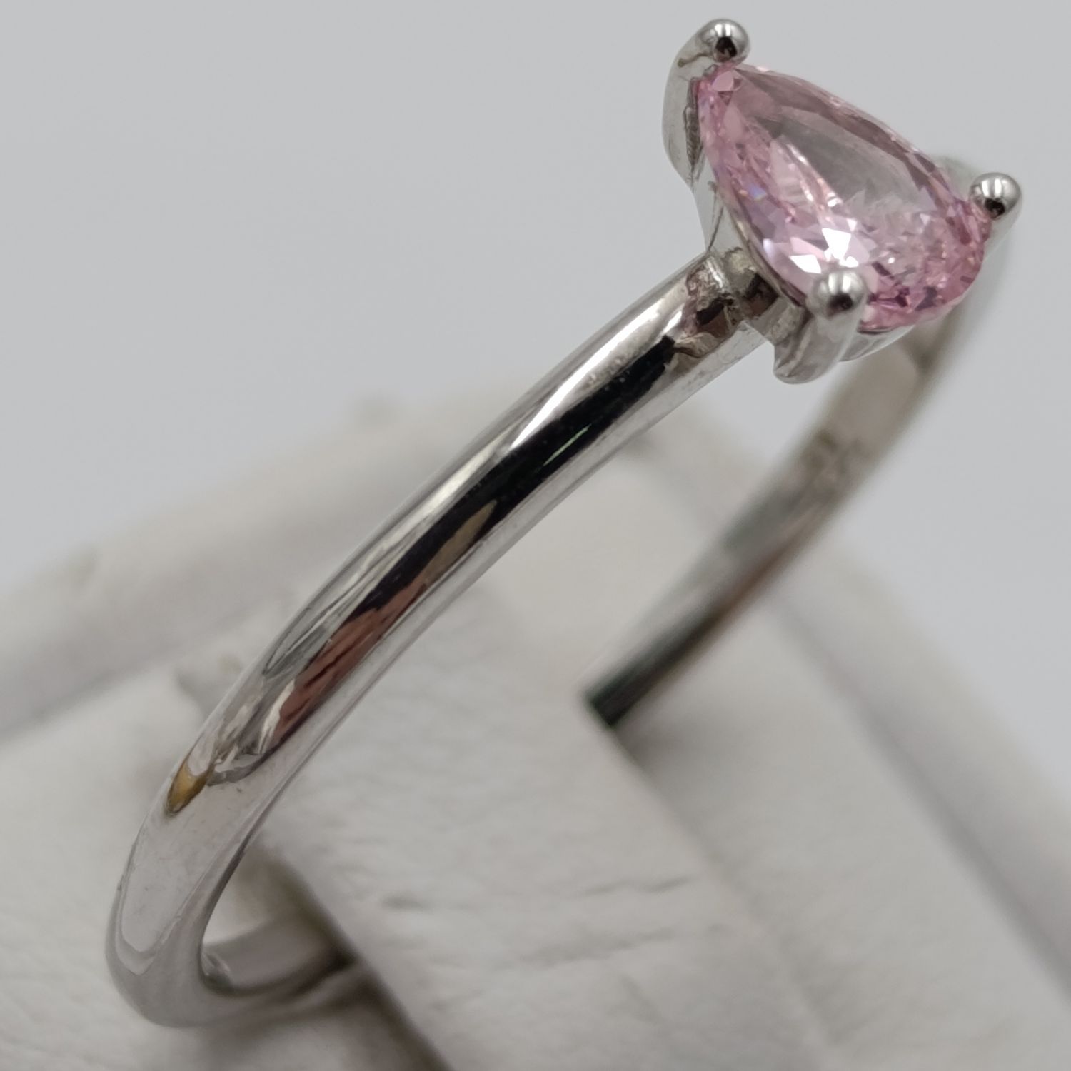 Cute Sterling silver ring with teardrop shaped pink stone - size R - 1.9g