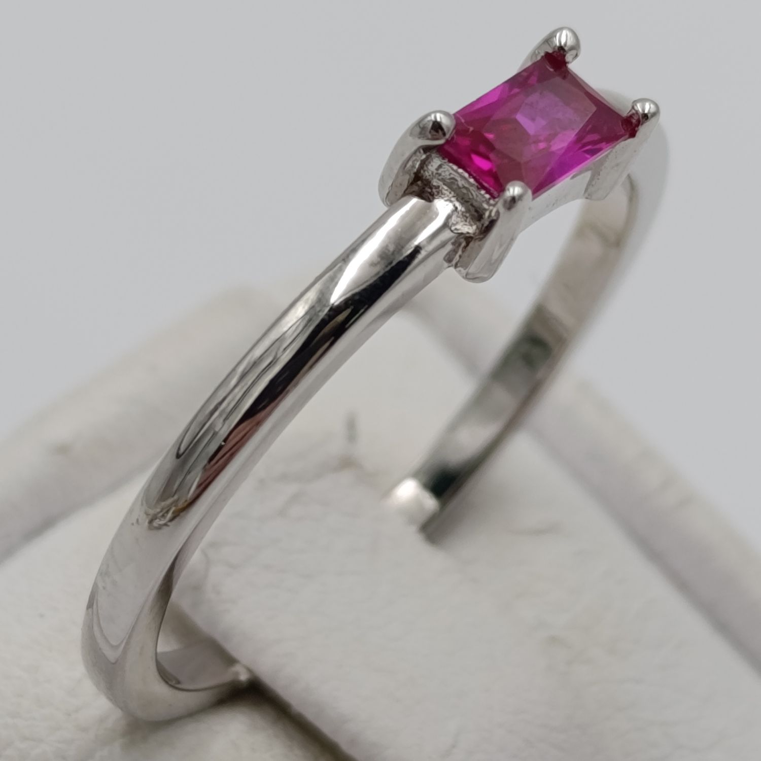 Sterling silver ring with pink stone - size p - 1.6g