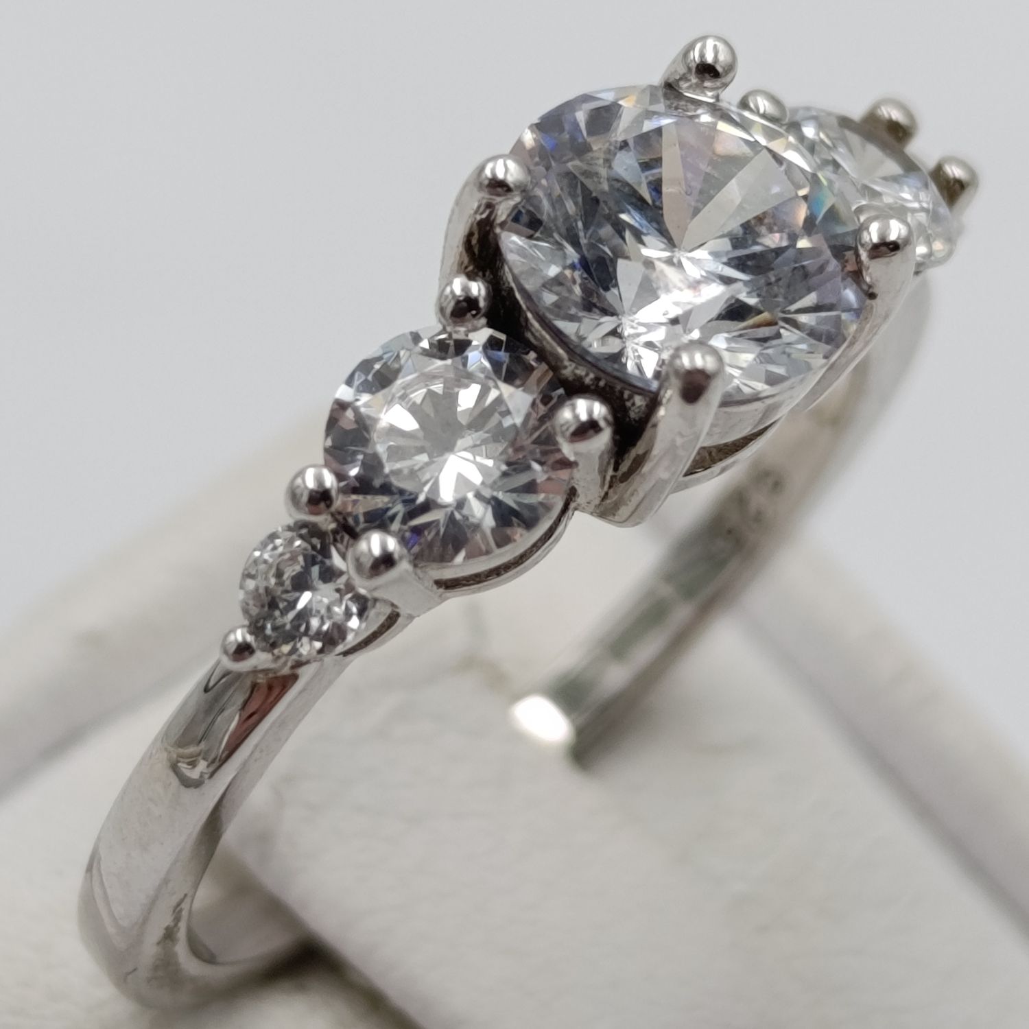 Gorgeous sterling silver ring with 5 clear stones - size O - 3.2g