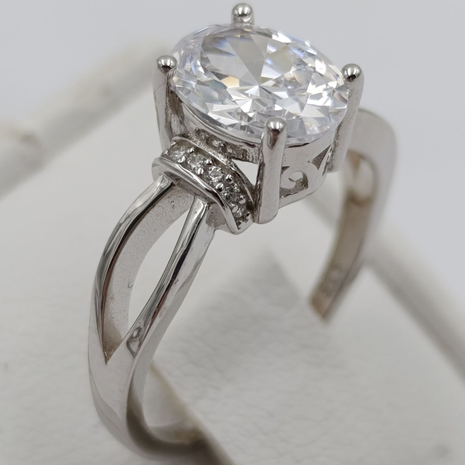 Beautiful Sterling silver ring with large stone - size N - 3.2g
