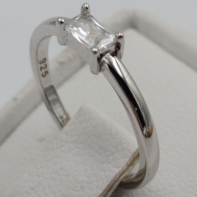 Beautiful Sterling silver ring with clear stone - size M - 1.7g