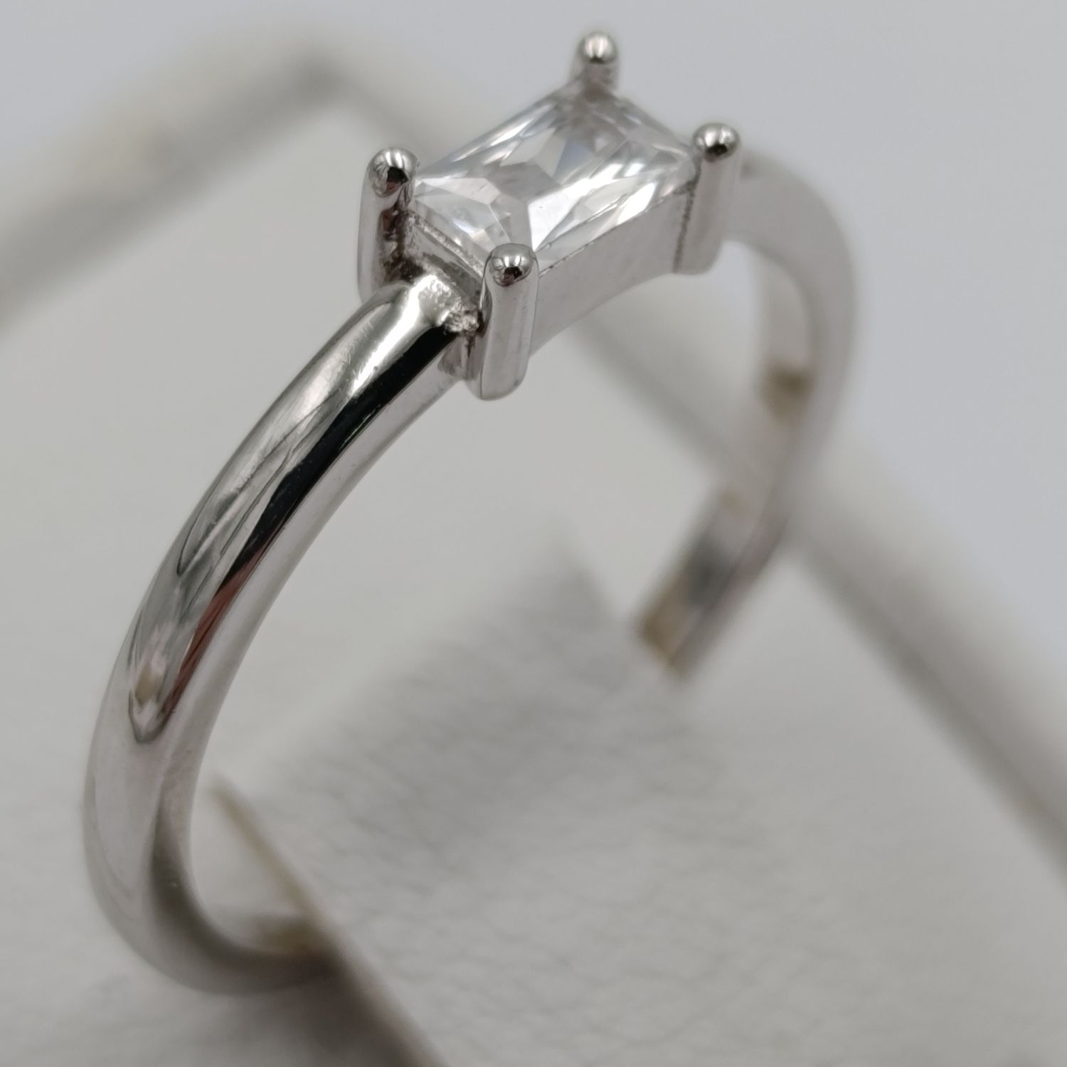 Beautiful Sterling silver ring with clear stone - size M - 1.7g