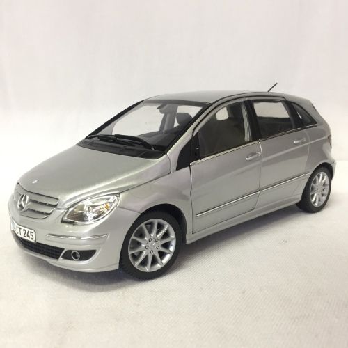 Kyosho Mercedes-Benz B-class model car - scale 1/18 - one mirror missing