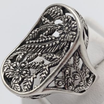 Very unique sterling silver ring with flower design - weighs 9.9g - size N 1/2