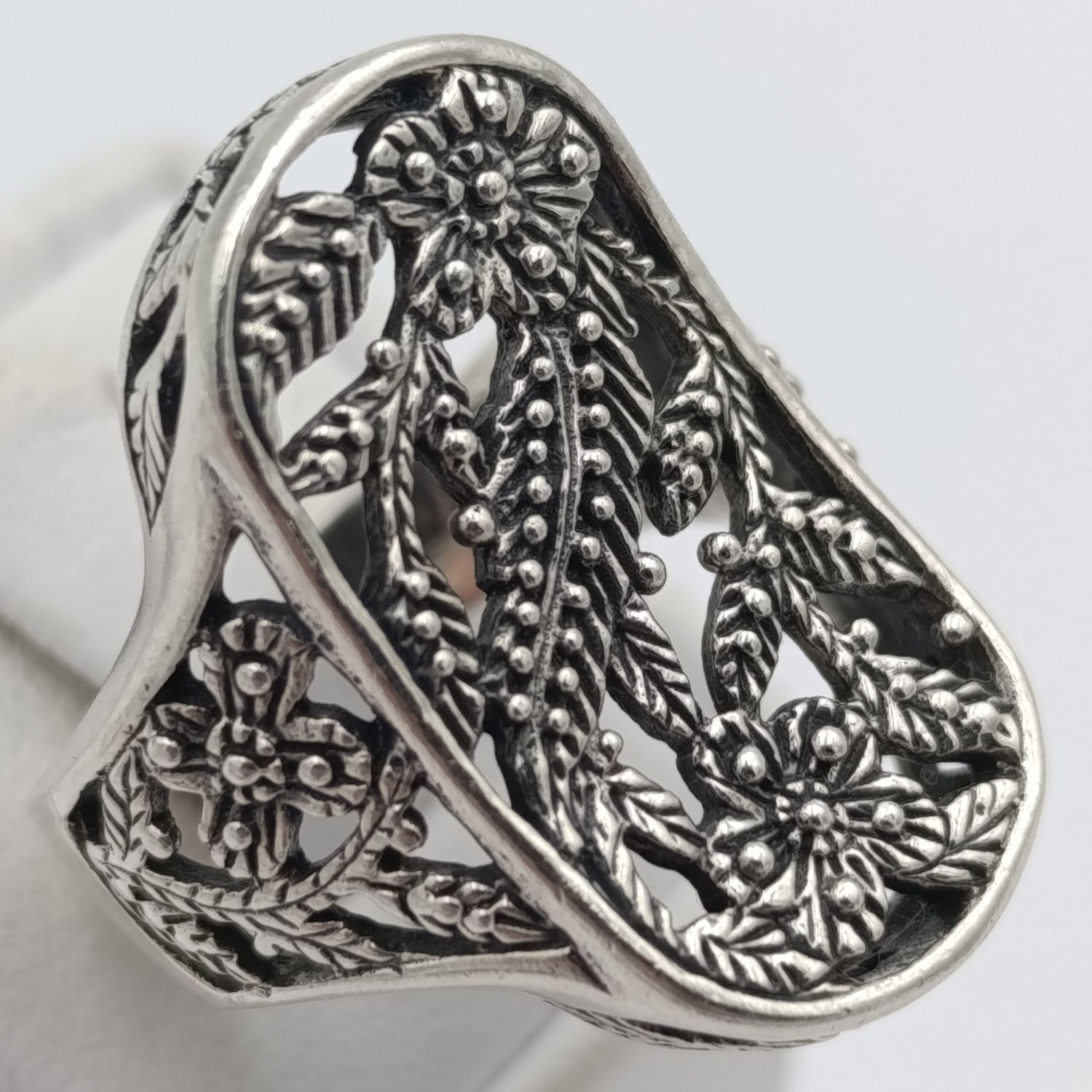 Very unique sterling silver ring with flower design - weighs 9.9g - size N 1/2