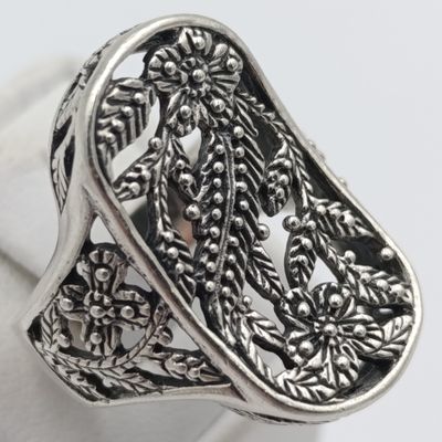 Very unique sterling silver ring with flower design - weighs 9.9g - size N 1/2