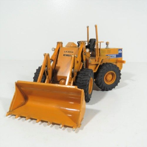 Ashiya Semitsu Kobelco LK300A front end loader construction model - Scale 1/30 - Some parts missing