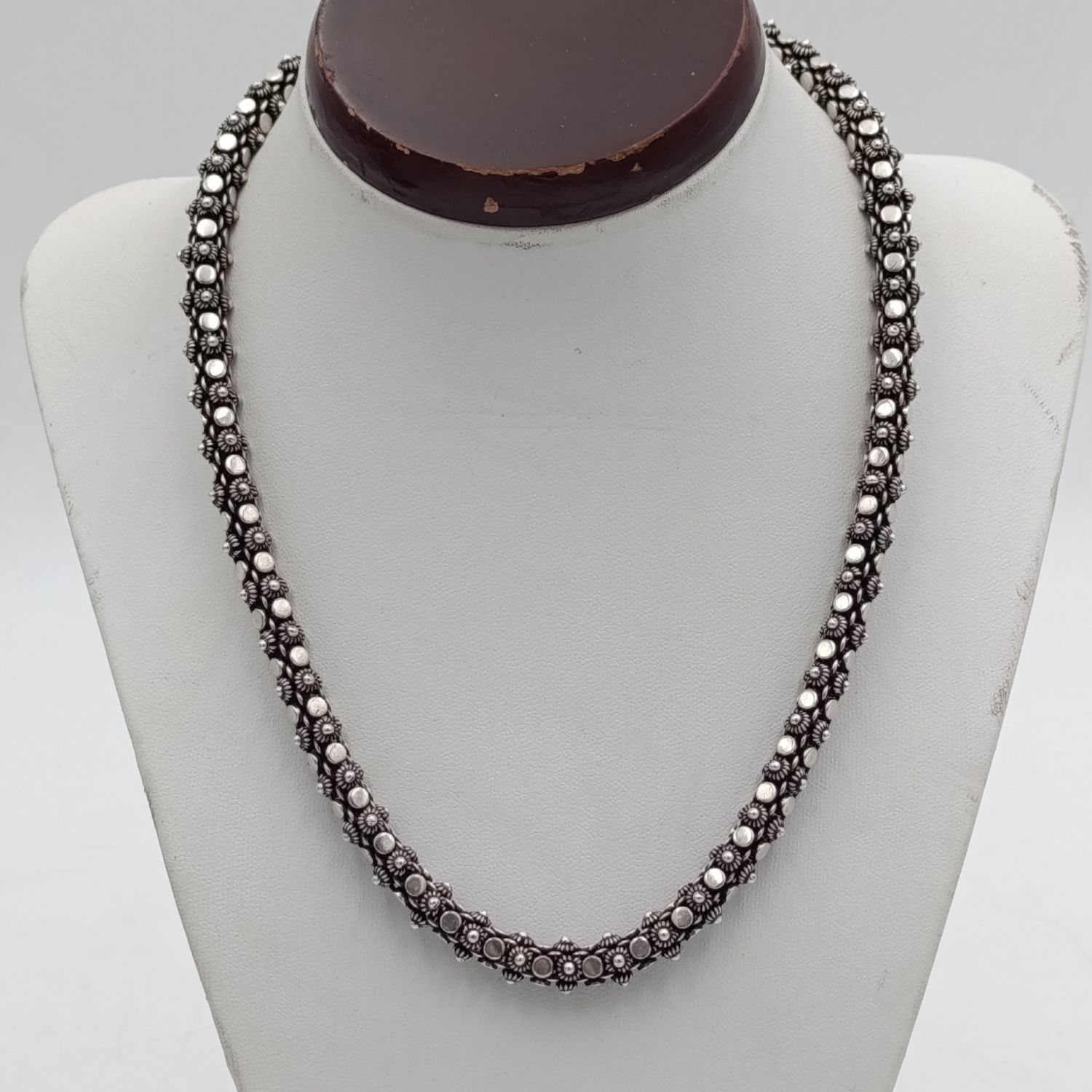 Very Unique design sterling silver necklace - weighs 66.5g - length 43.5g