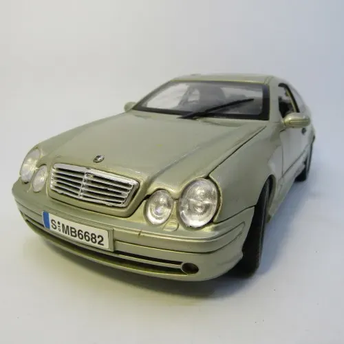 MotorMax Mercedes-Benz model car - scale 1/18 - hood ornament missing