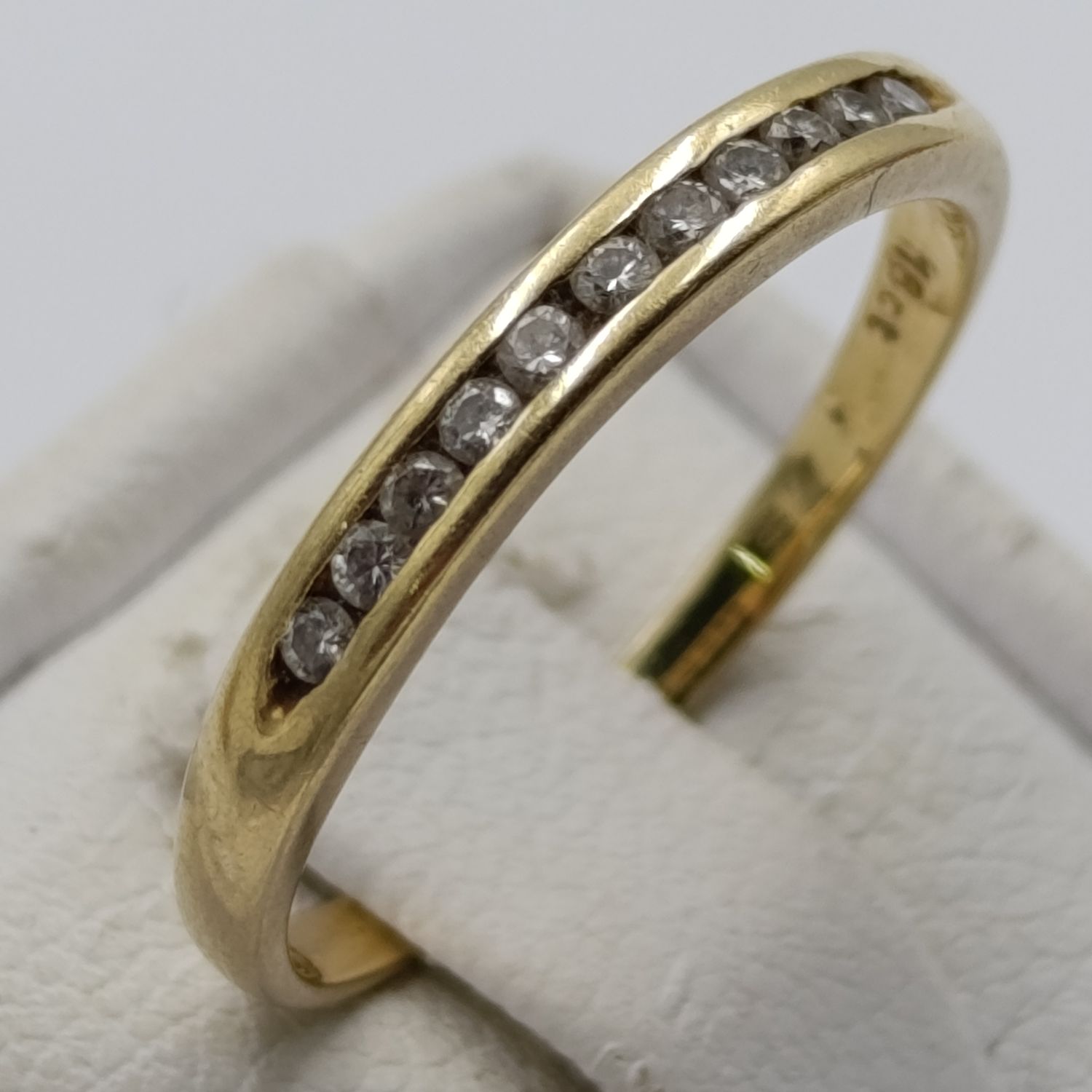 18kt Yellow gold diamond ring with 11 small diamonds - weighs 1.9g - size L 1/2