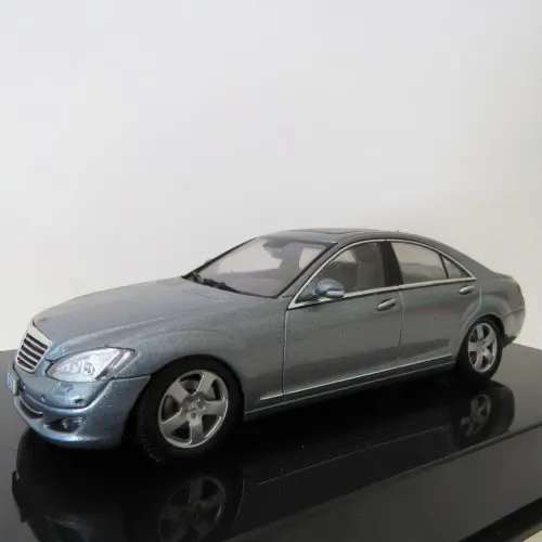 Auto Art Mercedes-Benz S-Class model car - Scale 1/43