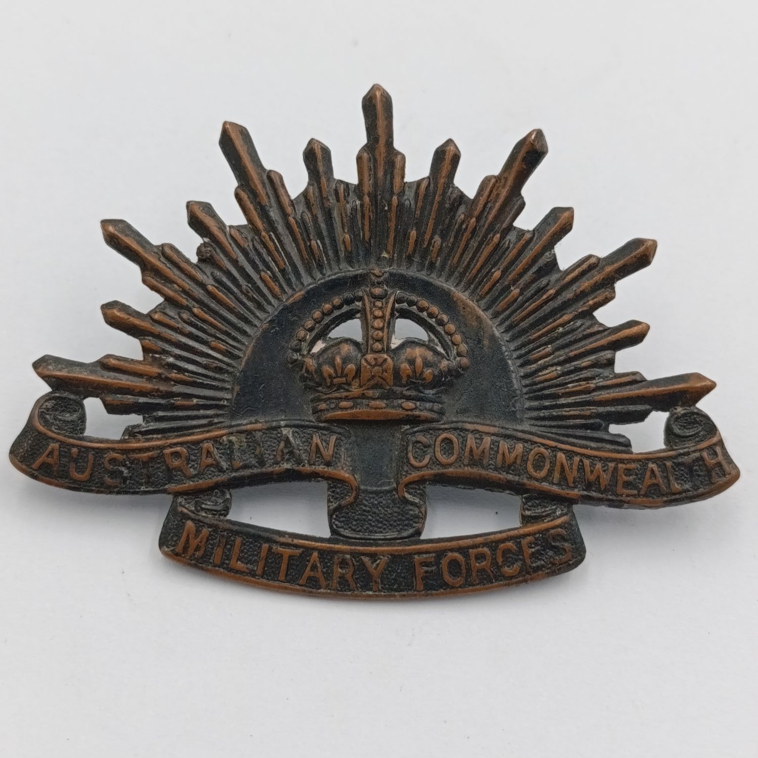 Australia Commonwealth military Forces cap badge with lugs