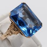 9kt Gold ring with large rectangular blue topaz - weighs 5.3g Size O