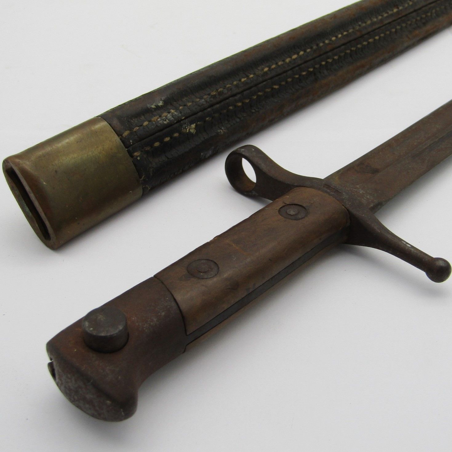 Italian M1891 Mannlicher Carcano rifle bayonet with sheath - Sheath brass is loose