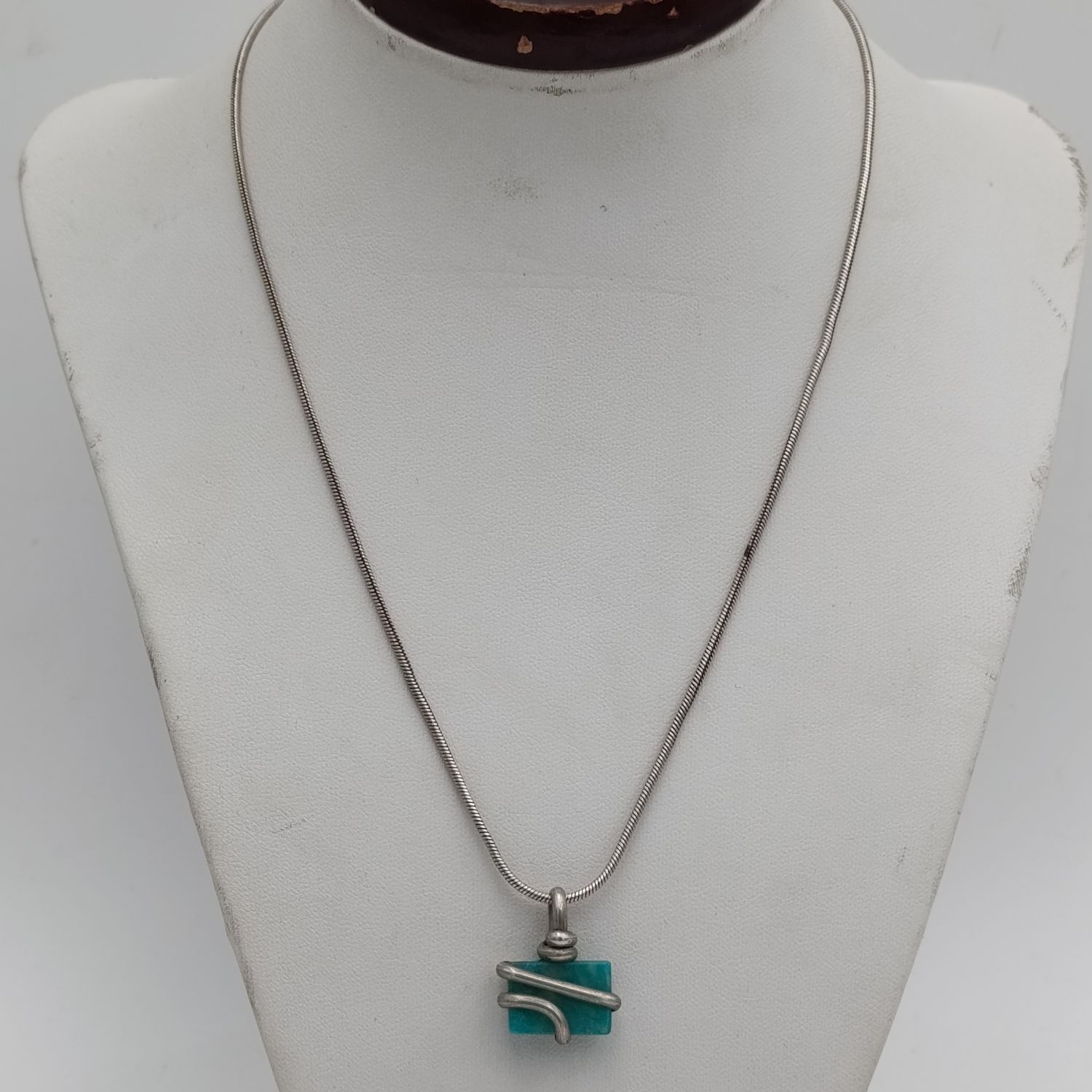 Sterling silver necklace with piece of green jade 9,9 gram
