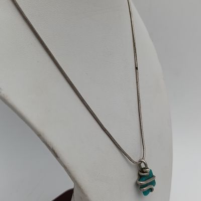 Sterling silver necklace with piece of green jade 9,9 gram