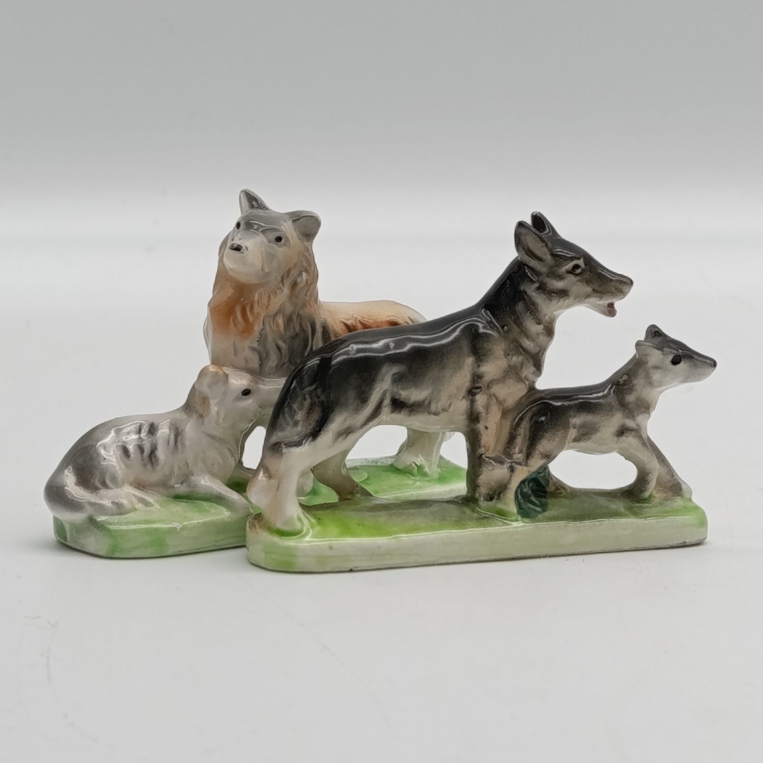 Pair of vintage porcelain dogs figurines - small chips