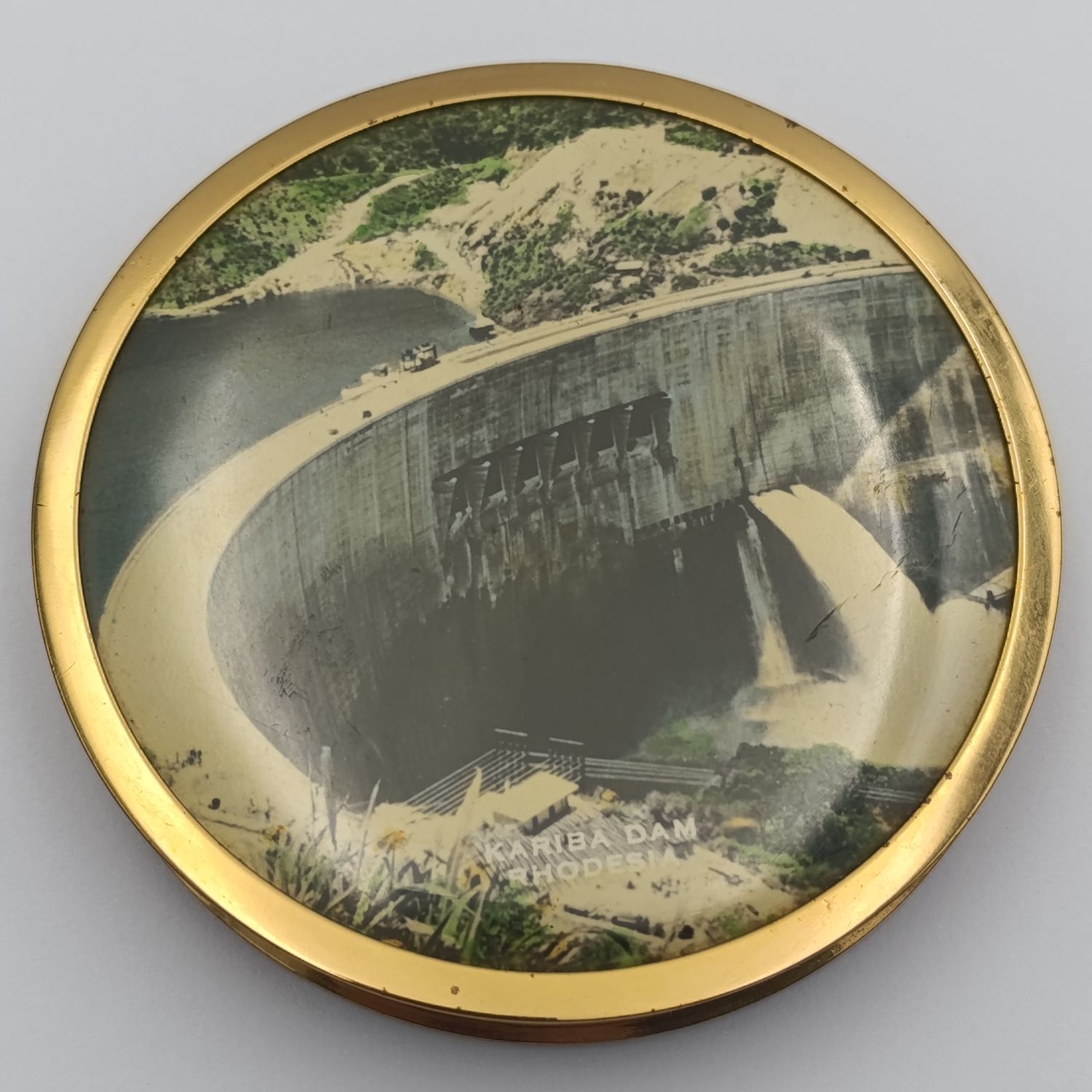 Vintage Kariba dam Rhodesia powder compact