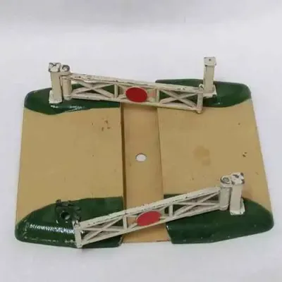 Hornby-Dublo die-cast level crossing - Meccano Ltd - missing one post