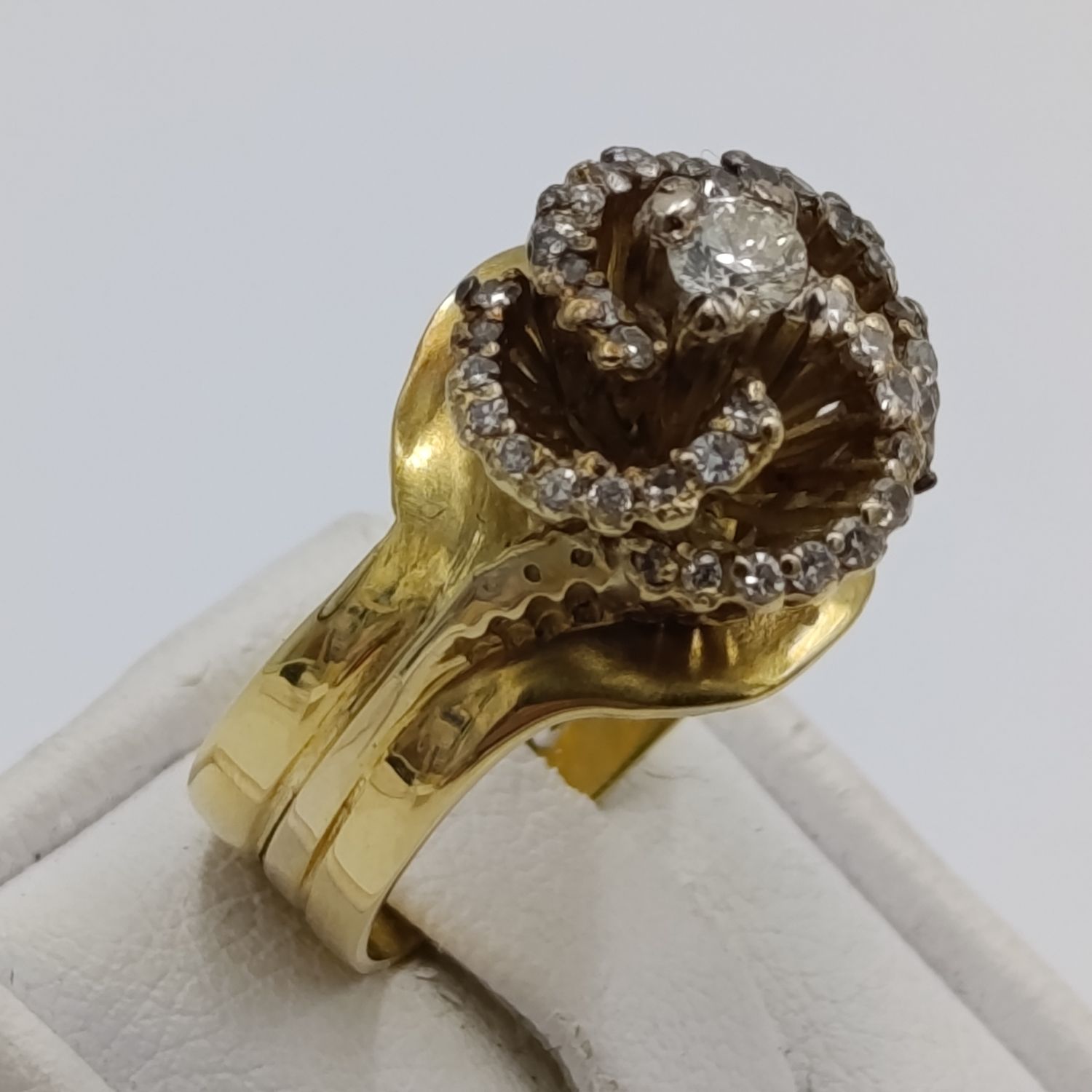 18kt Yellow Gold diamond ring with 0.20kt diamond surrounded by 40 small diamonds - weighs 8.4g - size M