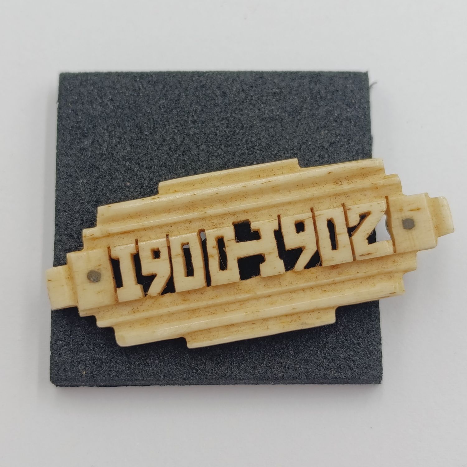 Boer War POW trench art brooch 1900-1902 - made of bone in St.Helena - pin loose