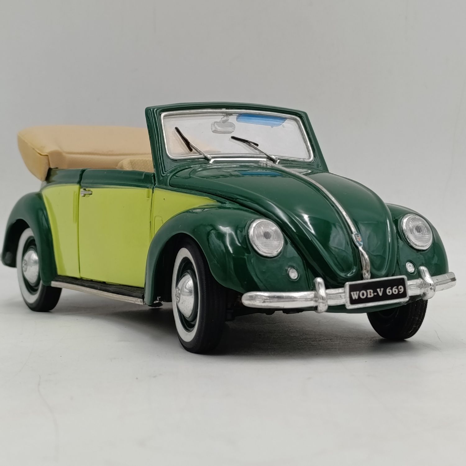 Maisto 1951 Volkswagen Cabriolet Beetle die-cast model car - scale 1/18