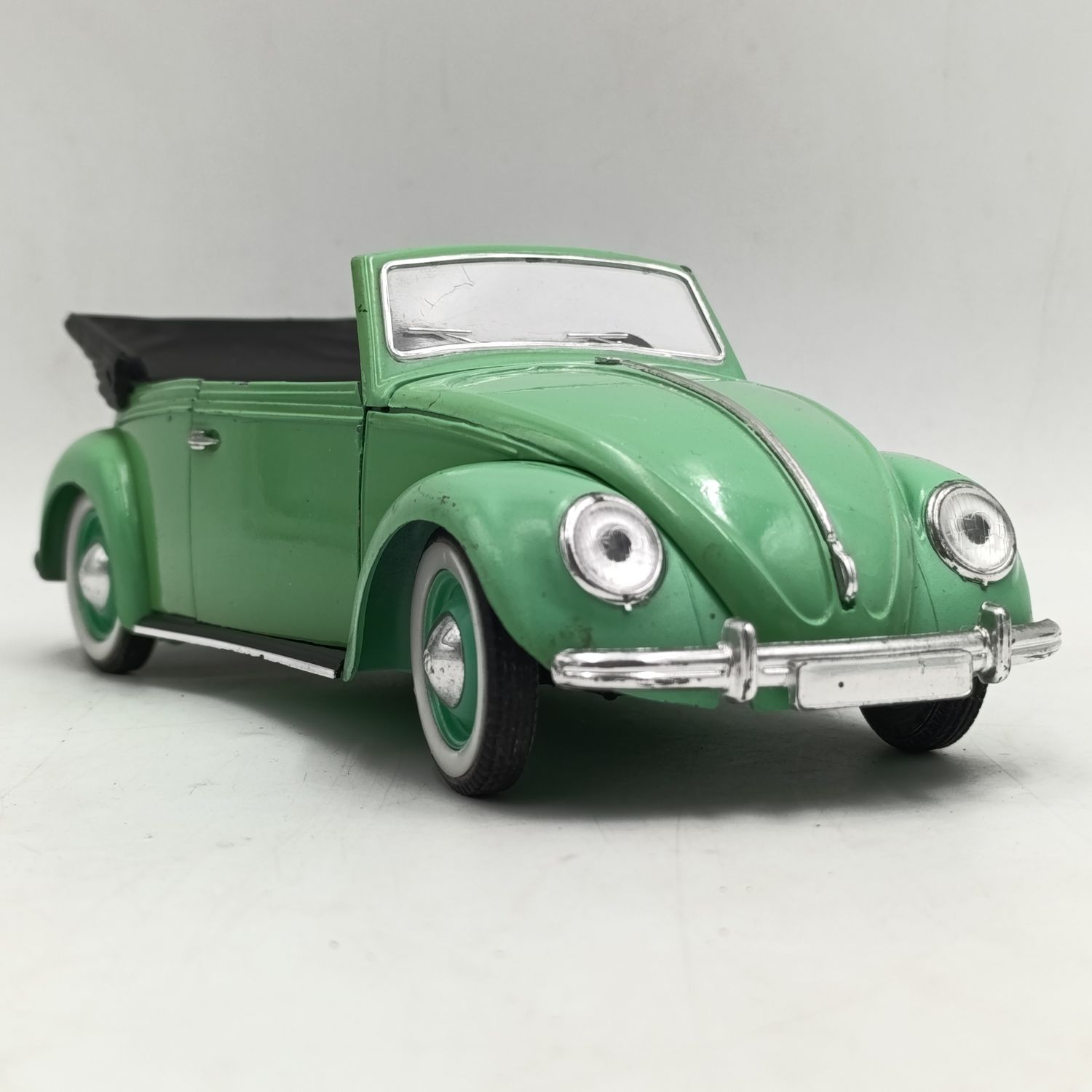 Solido Volkswagen Beetle Coccinelle die-cast model car - scale 1/17
