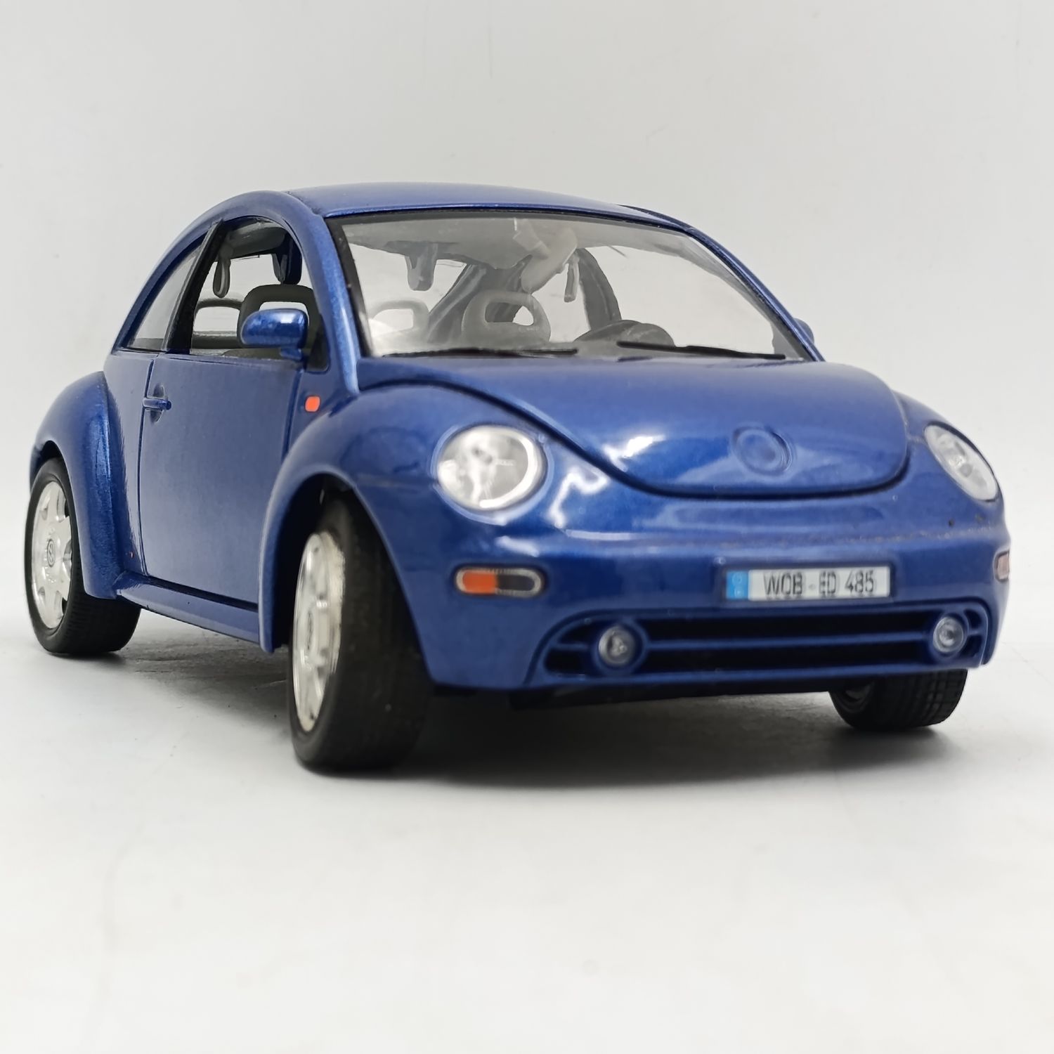 Burago 1998 Volkswagen new Beetle Die-cast model car - scale 1/18