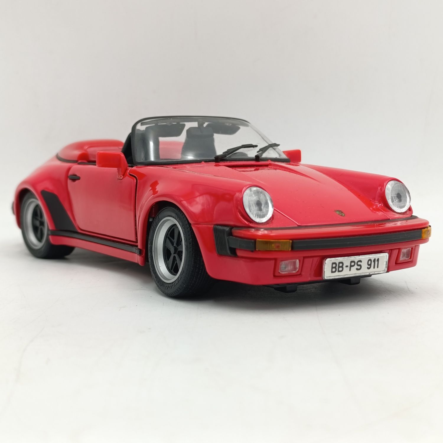 Maisto 1989 Porsche 911 Speedster die-cast model car - scale 1/18