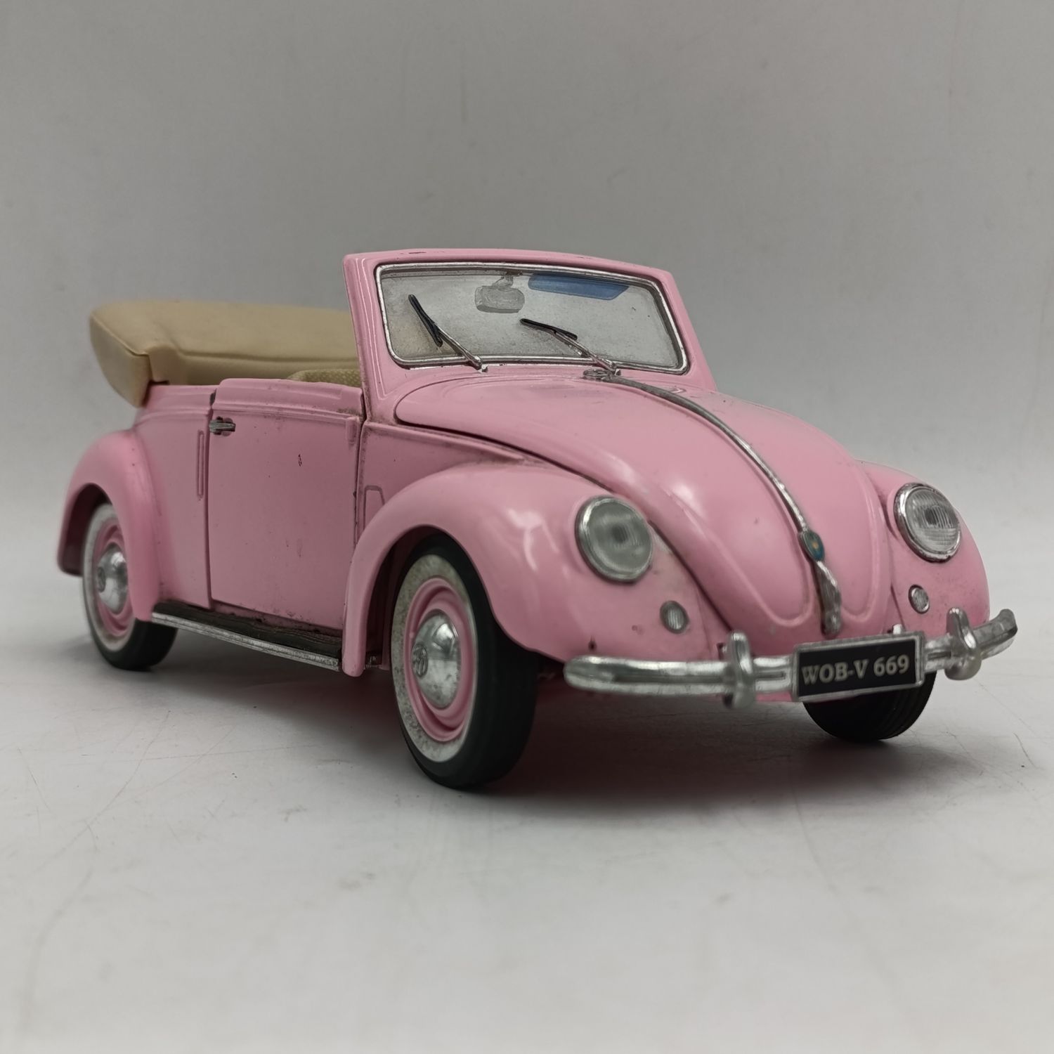 Maisto 1951 Volkswagen Cabriolet Beetle die-cast model car - scale 1/18