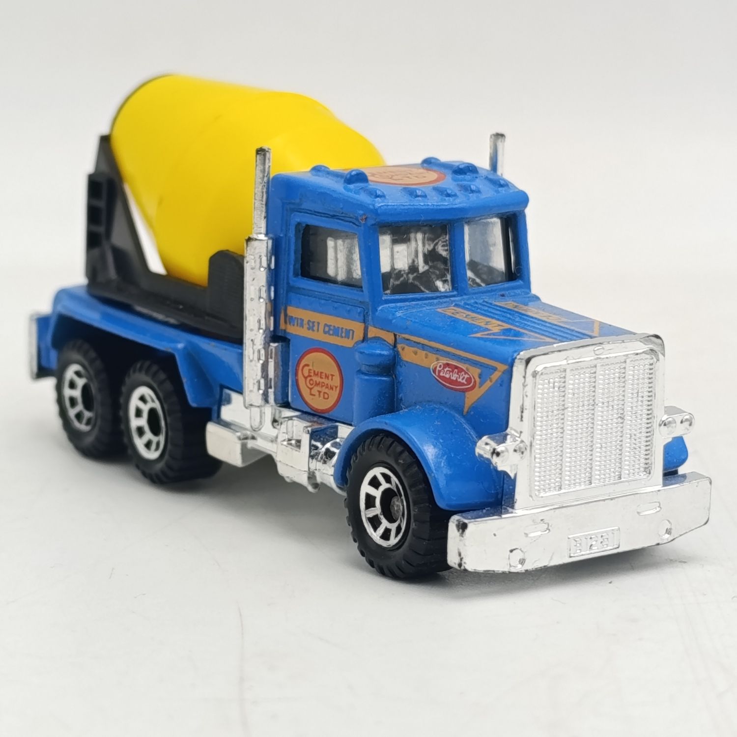Matchbox Peterbilt cement mixer truck - scale 1/80