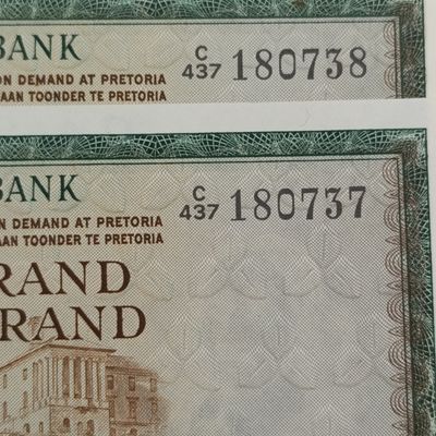 TW de Jongh set of 2 uncirculated R10 banknotes with consecutive numbers