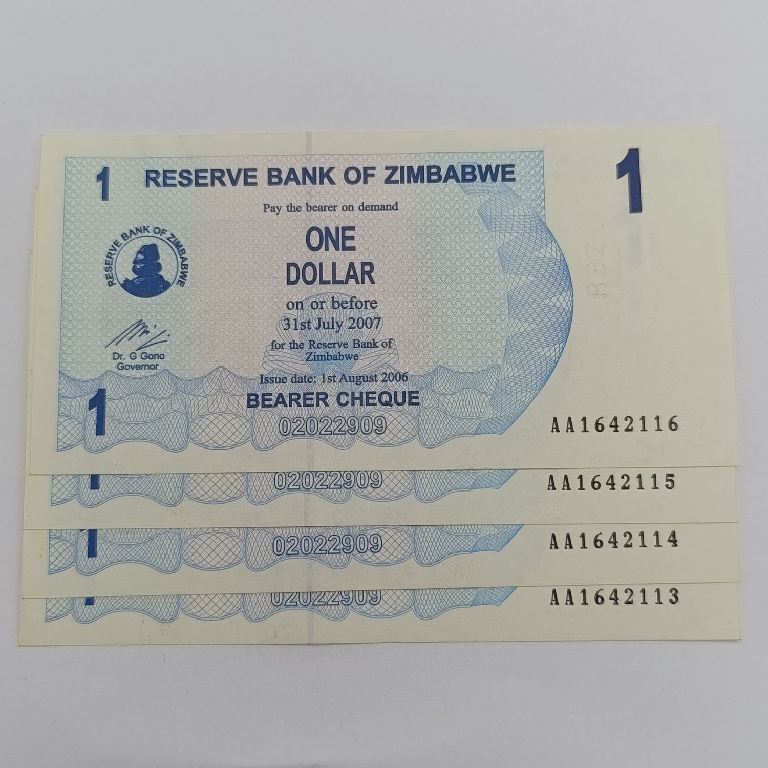 Zimbabwe - Lot of 4 bearer cheques with consecutive numbers - One dollar issued 2006 - uncirculated paper clip mark