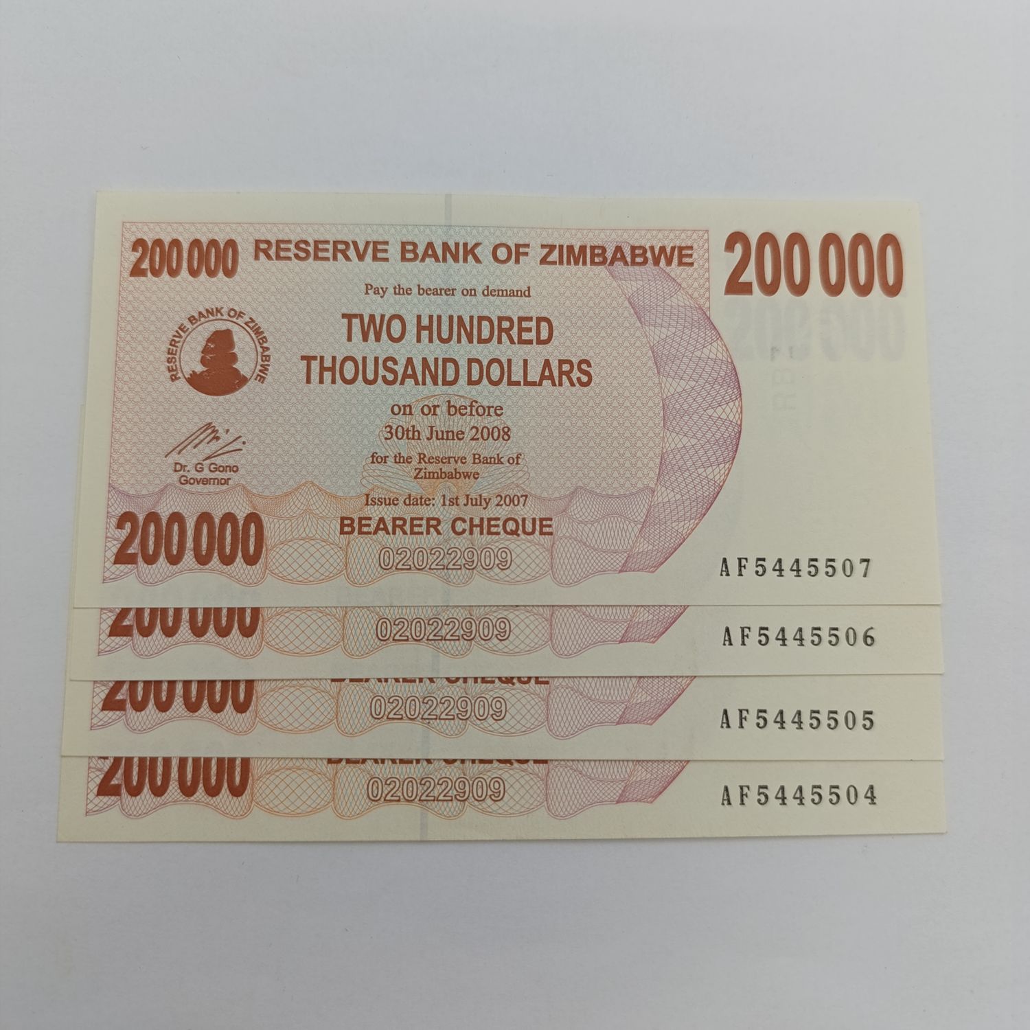 Zimbabwe lot of 4 x 2007 Bearer cheques of 200 000 dollar - uncirculated with consecutive numbers