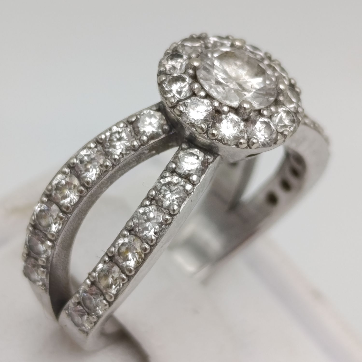 9kt White Gold diamond ring with 0,52ct diamond surrounded by 40 small diamonds - weighs 5.8g - size M
