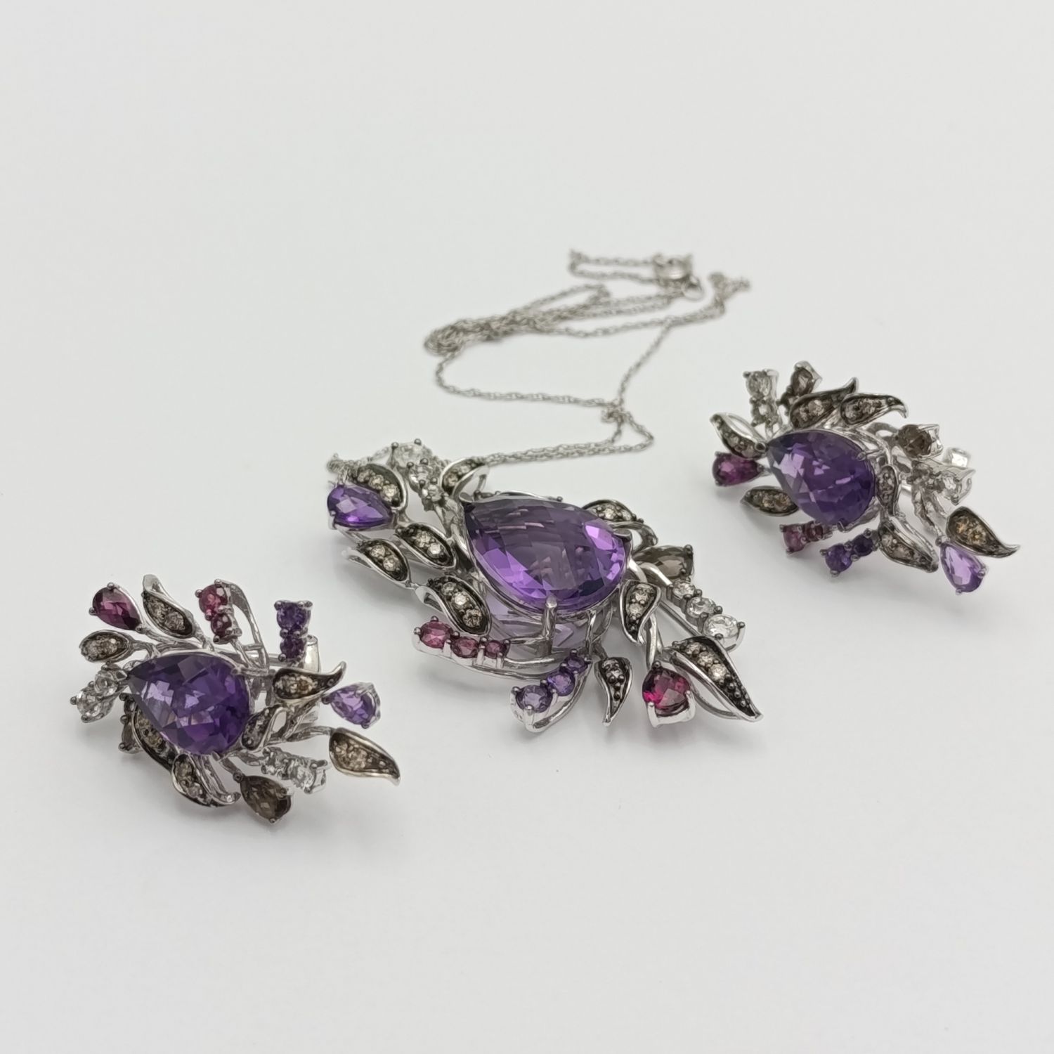 14kt white gold Amethyst necklace and pendant set with earrings - including diamonds, and quartz - weighs 19.4g