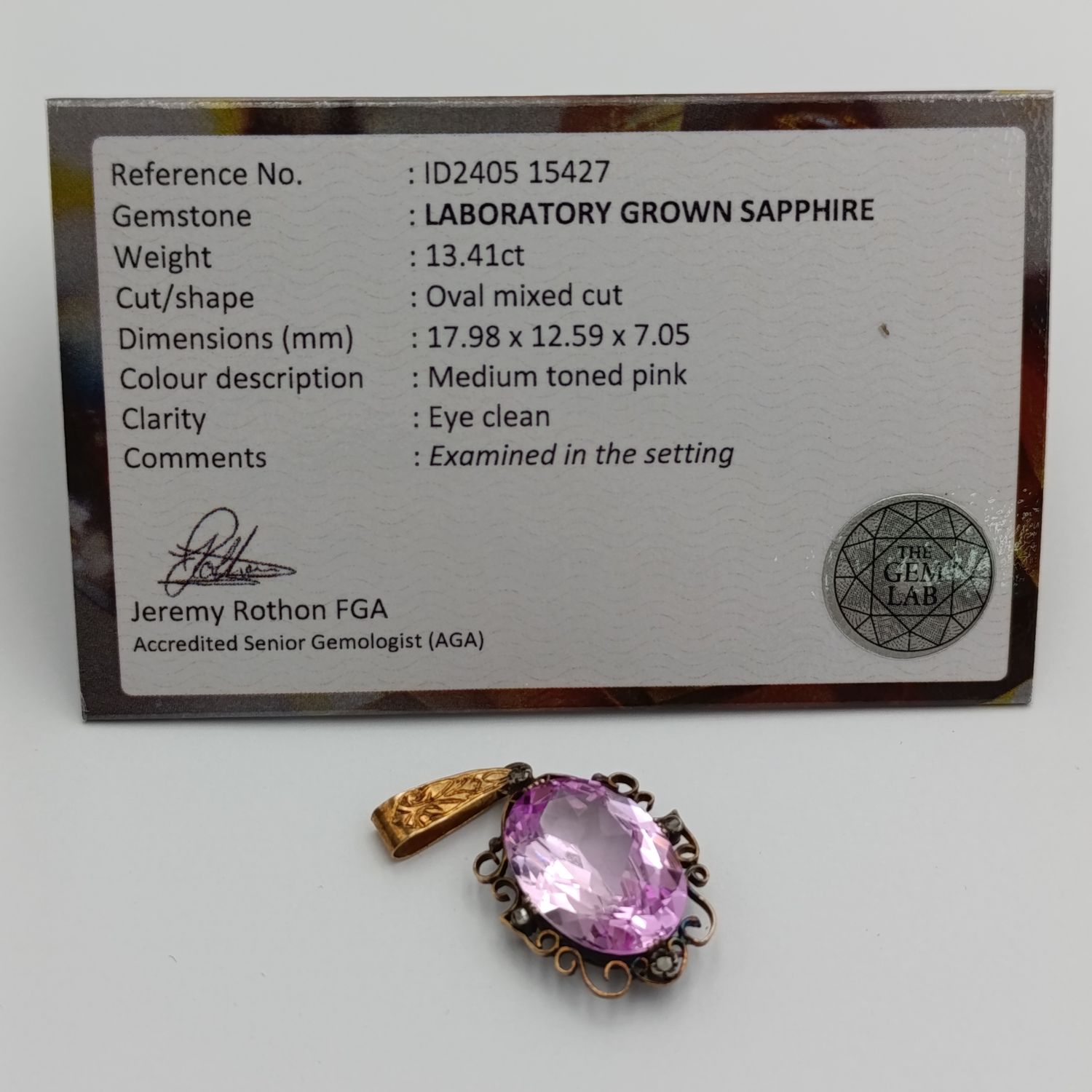 Lab grown sapphire of 13,4 carat - medium toned pink - eye clean - in antique gold setting with small diamond