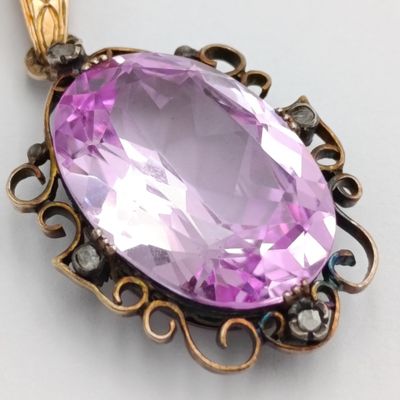 Lab grown sapphire of 13,4 carat - medium toned pink - eye clean - in antique gold setting with small diamond