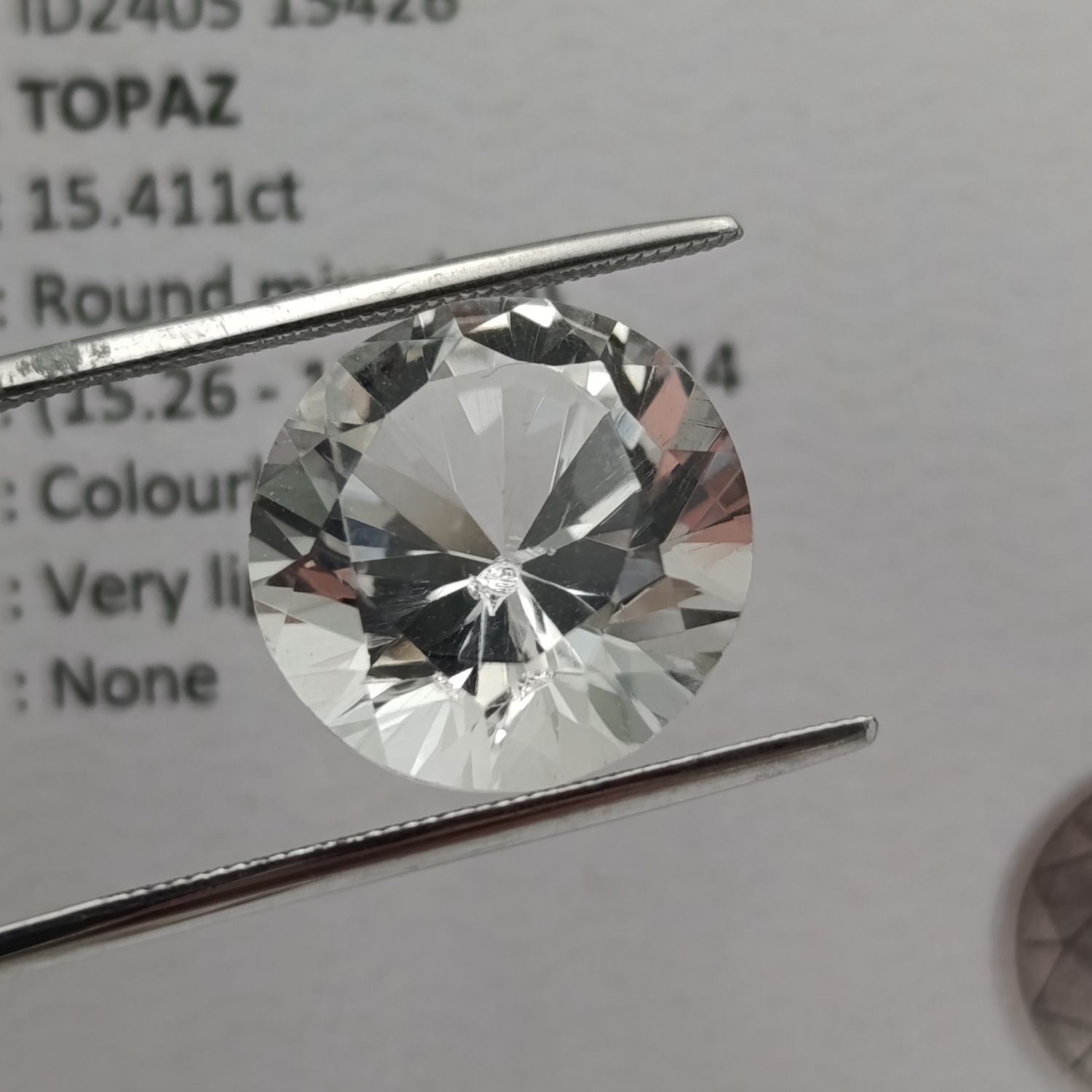 Colourless Topaz of 15,4 carat Round Mixed cut with Gemlab certificate