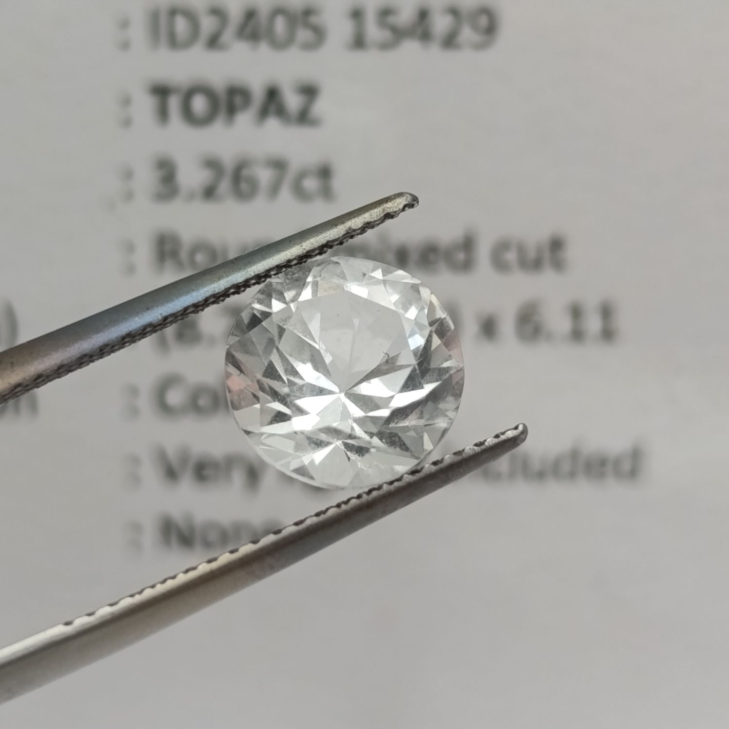 Colourless Topaz of 3.27 carat Round mixed cut with Gemlab certificate
