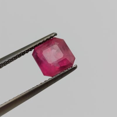 Fracture filled Ruby square emerald cut - 2,34 carat with Gemlab certificate