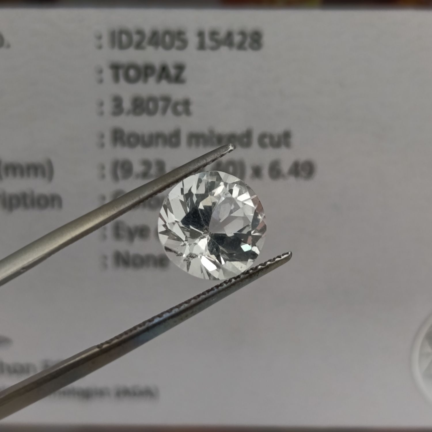 Colourless Topaz of 3.8 carat Round mixed cut with Gemlab certificate