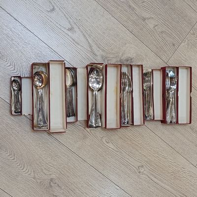 Silverplated 48-piece Dutchess set 6 teaspoons, 6 dessert spoons, 6 dessert forks, 6 table forks, 6 soup spoons, 6 fish knives, 6 fish forks, 6 table spoons