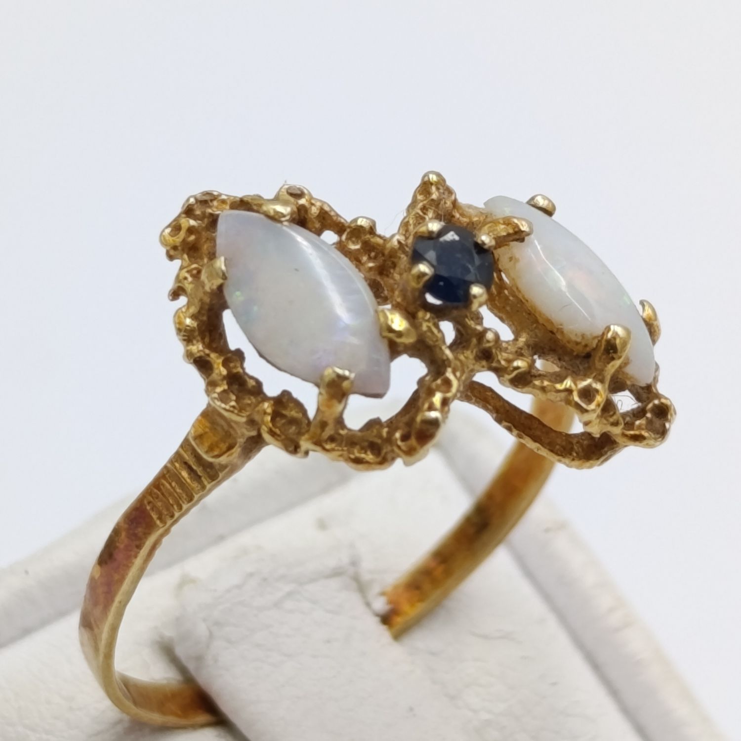 Antique 14kt gold ring with two opals and blue sapphire - weighs 2.3g