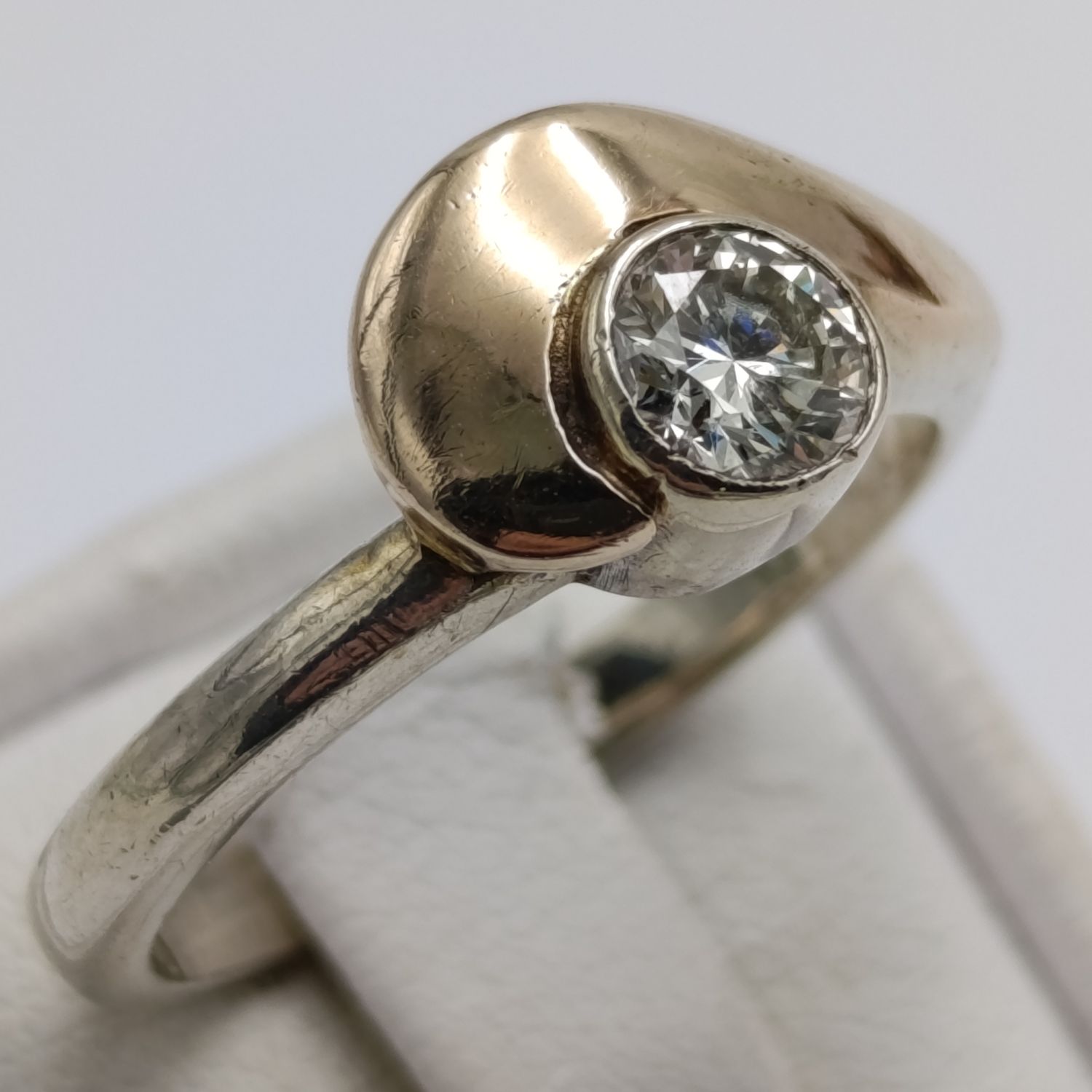 9kt Gold diamond ring with about 0,52ct round brilliant diamond - weighs 4,2g - size P