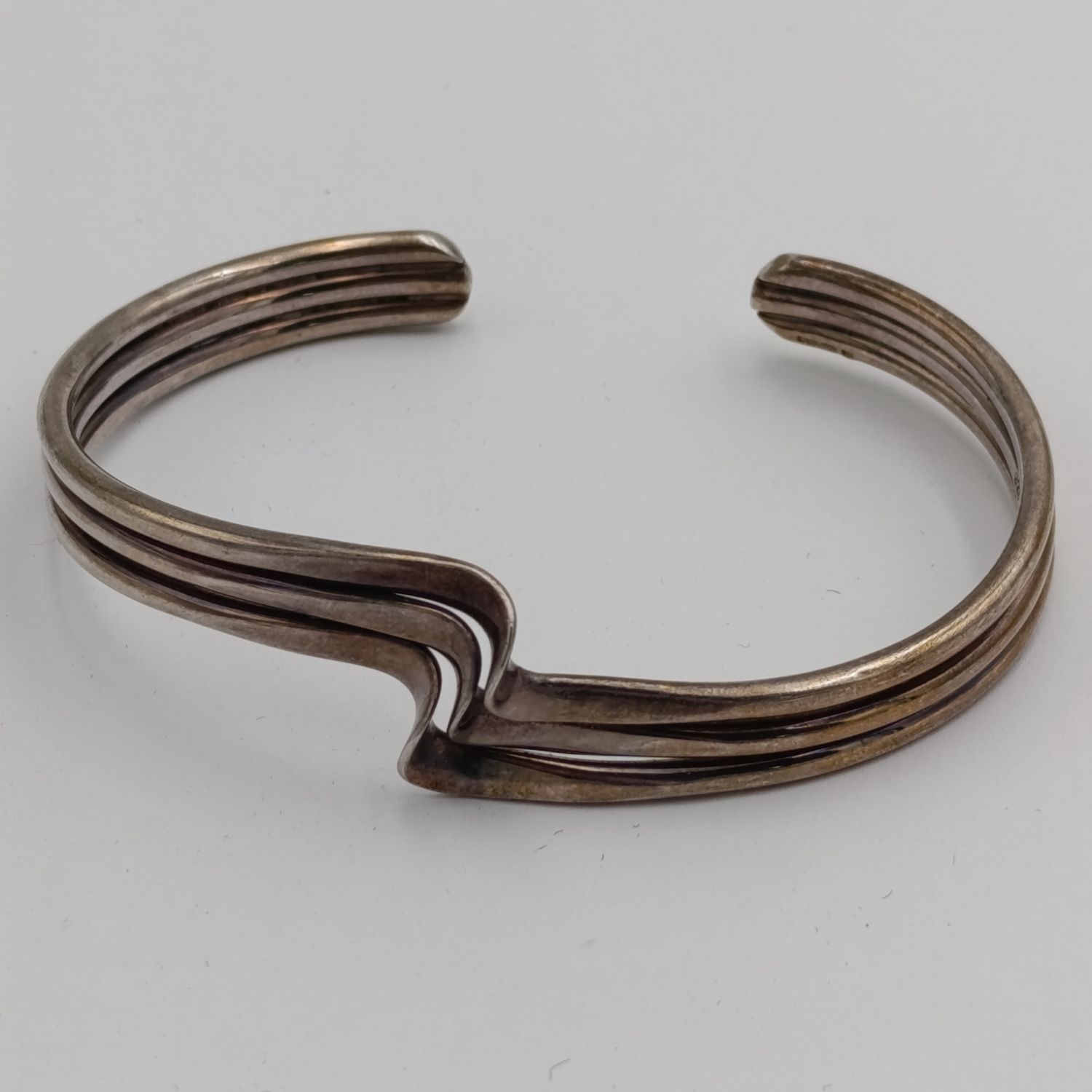 Beautiful triple twirled sterling silver bangle - weighs 28,2g