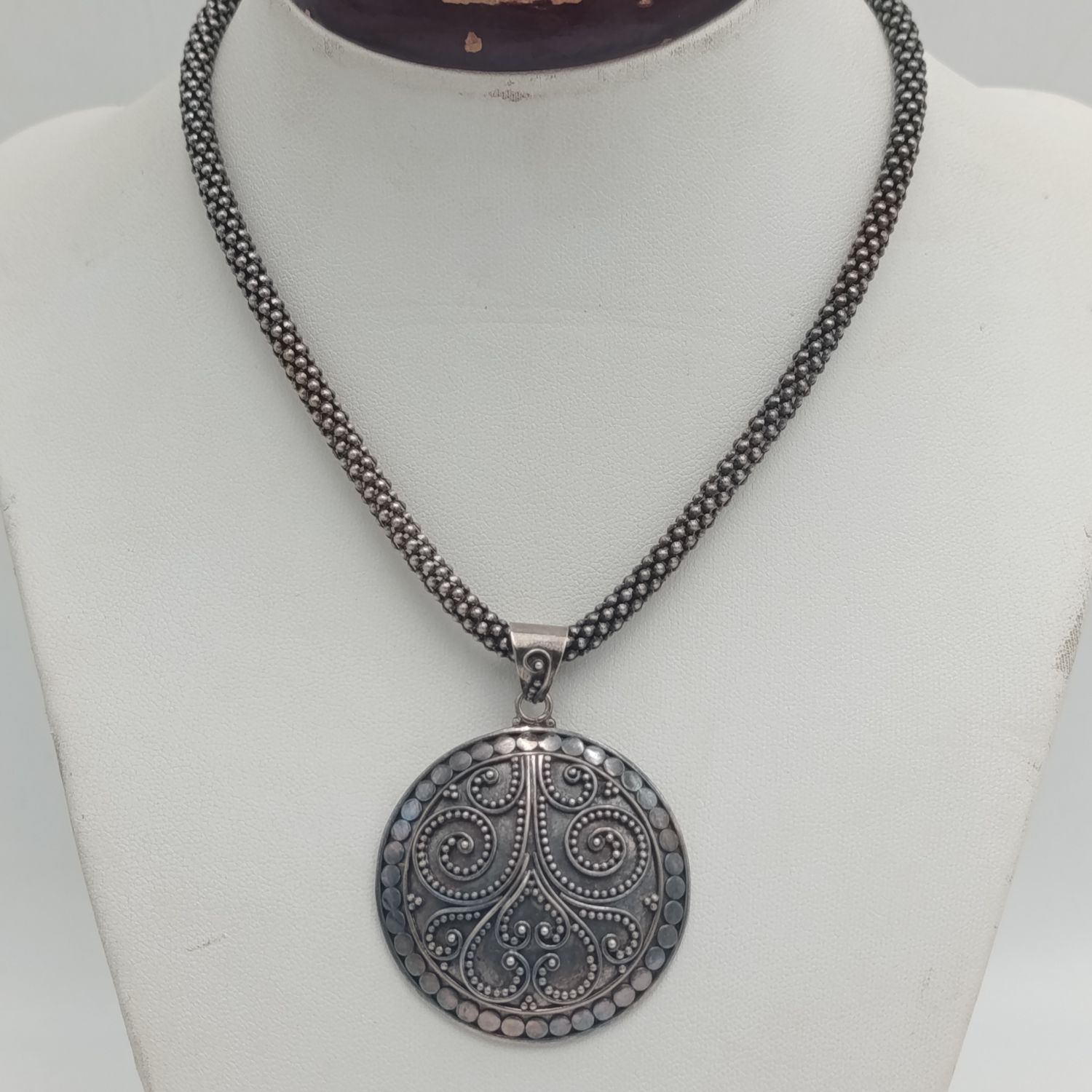 Beautiful Sterling silver necklace and pendant - weighs 31.5g - length